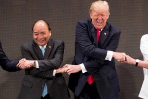 Những cái bắt tay độc đáo của ông Trump trong năm 2017
