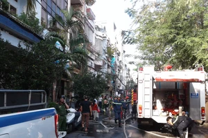 Xe quân đội tham gia dập đám cháy ở Tân Bình