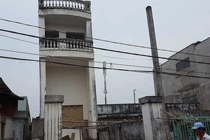 Cận cảnh ngôi nhà vắng chủ chực chờ đổ sập