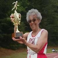 Cụ bà 99 tuổi lập kỷ lục thế giới chạy 100m!