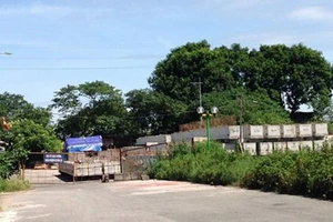 Cầu trăm tỷ 'đắp chiếu', cả vạn dân tắc đường