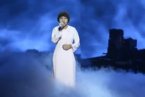 Xuống tóc để đi thi hát?