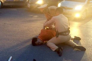 Tài xế giật gậy, nhổ nước bọt vào cảnh sát giao thông