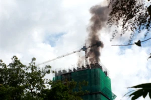 Công nhân mắc kẹt trên cần cẩu khi chung cư 25 tầng bốc cháy