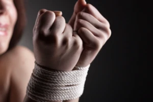 Bắt cóc hôn thê cũ rồi giả vờ cứu để hàn gắn tình yêu