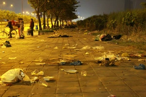 Rác thải ngập đường sau lễ giao thừa 2015