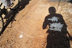 Một phụ nữ bốc cháy giữa trưa nắng