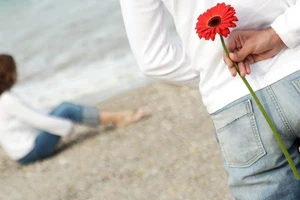 Đàn bà gì hễ giận là 'xách đít' đi