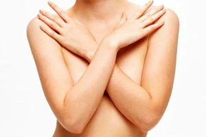 Ngoại tình vì bị chồng chê ngực lép!