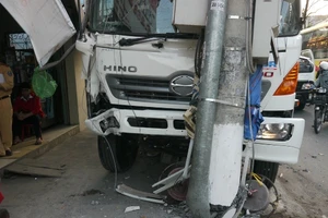 Xe tải 2 tỉ mới mua chưa kịp làm biển số đã bị tông bẹp dúm