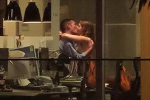 Chuyện ngoại tình nóng bỏng bị "truyền hình trực tiếp"