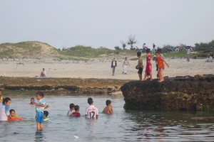 Tắm biển ngày tết, năm học sinh bị đuối nước