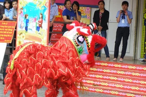 Heo quay, múa lân bội thu ngày khai trương đầu năm