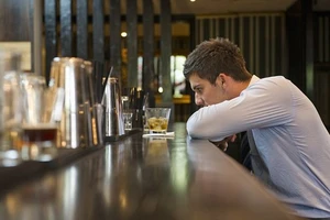 Trên bàn nhậu, “ông tám” cũng khóc như ai!