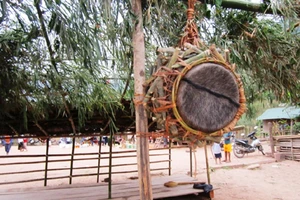 Lễ đập trống và đêm 'ngoài vợ ngoài chồng' giữa đại ngàn