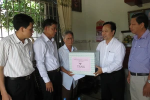 Chủ tịch Tổng Liên đoàn LĐVN thăm sáu gia đình nạn nhân bị tai nạn lao động ở Vũng Tàu 