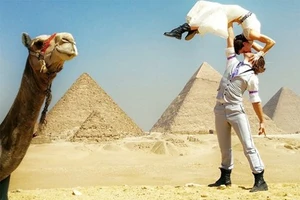 Cặp uyên ương đi đến đâu cưới đến đó