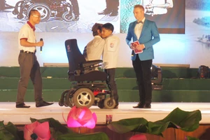 Trẻ không tay ở Nghệ An tạo lại cảm hứng cho Nick Vujicic 