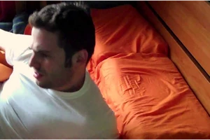 ‘Cậu bé giương cờ’ vào buổi sáng dưới góc nhìn khoa học