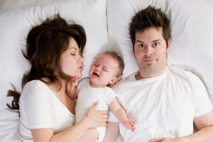 Xử lý tình huống khi bị con bắt gặp làm 'chuyện ấy' theo độ tuổi