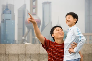 Ứng xử tuyệt vời của một ông bố khi con đánh vỡ đồ quý