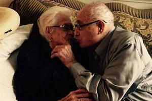 Đôi vợ chồng hơn 100 tuổi tiết lộ bí quyết hạnh phúc
