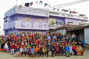 Một vòng ngôi nhà 100 phòng của người đàn ông có 39 vợ