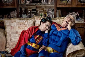 Thú vị bộ ảnh siêu anh hùng lấm lem