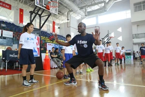 Chơi bóng rổ nhà nghề với Chris Sumner