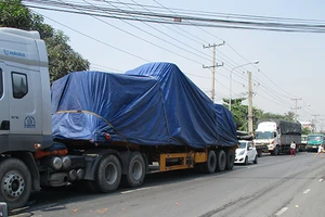 Một phụ nữ bị xe đầu kéo cán chết khi qua đường