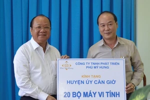 Trao 20 bộ máy vi tính cho Huyện ủy Cần Giờ