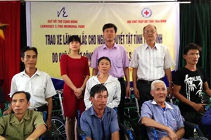 Trao 250 xe lăn, xe lắc cho người khuyết tật