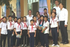 Đèn Đom Đóm khánh thành ngôi trường thứ 19