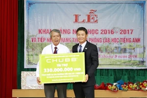 Trao tặng thiết bị dạy và học cho bốn trường tiểu học