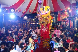 Chia sẻ với trẻ em mái ấm