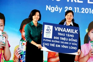 Hành trình trao sữa đến với Vĩnh Long