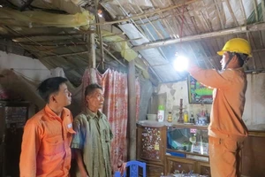 Thợ điện thủ đô chăm sóc khách hàng