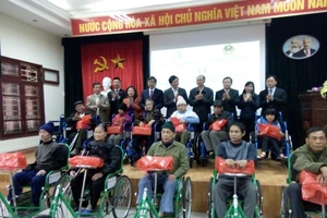 Trao 150 xe lăn, xe lắc cho người khuyết tật