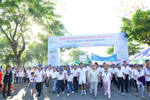 Hơn 15.000 người tham gia đi bộ từ thiện