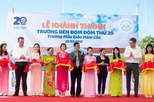 Cô Gái Hà Lan khánh thành trường Đèn Đom Đóm thứ 20