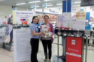 Quà sang miễn phí của Siêu thị Co.opmart hút khách ​