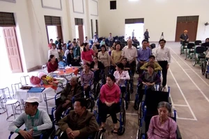 Trao 150 xe lăn, xe lắc cho người khuyết tật