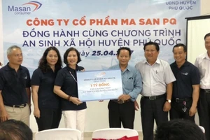 Trao học bổng cho học sinh nghèo Phú Quốc