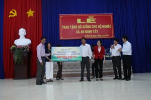 Trao 20 con bò giống cho người dân Long An