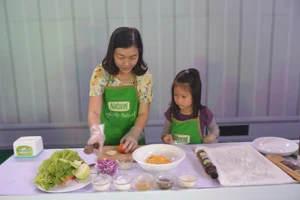 Trổ tài 'Chế biến salad cùng Naturel'