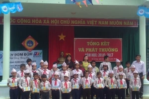 Trao 40.000 ly sữa cho học sinh trường Đèn Đom Đóm