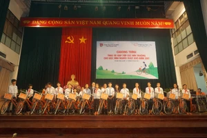 Trao tặng 145 xe đạp cho học sinh nghèo Thanh Hóa