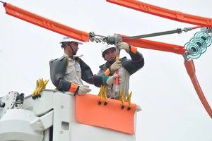 Học TP.HCM, Hà Nội áp dụng công nghệ sửa điện "nóng"