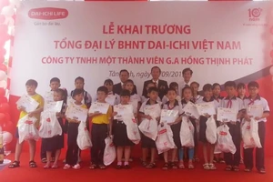 Dai-ichi trao 20 học bổng cho học sinh Tân Bình, TP.HCM