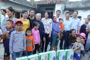 Vinamilk chung tay hỗ trợ người dân Hà Tĩnh, Quảng Bình